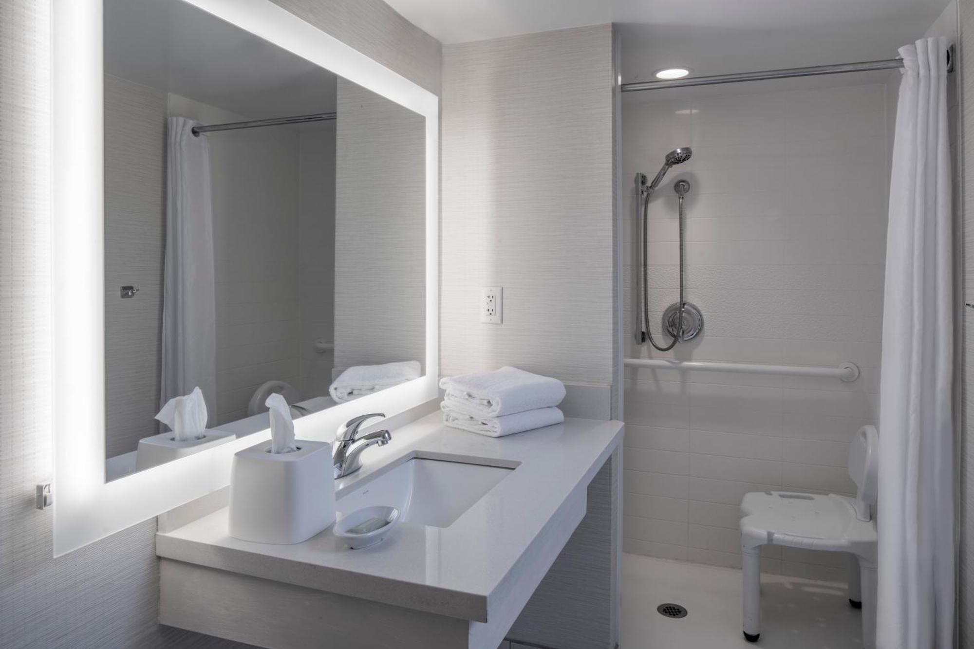 King Room with High Floor and Roll-In Shower - Mobility Access/Hearing Accessible
